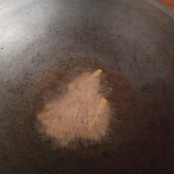 Potong kentang memanjang kemudian goreng hingga setengah kering.