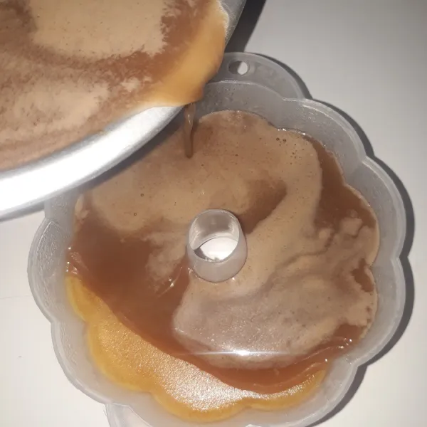 Tuangkan larutan puding cokelat di atas puding ubi yang sudah set sampai cetakan penuh. Tunggu dingin sampai kedua lapisan puding set. Keluarkan dari cetakan lalu sajikan. Atau simpan ke dalam lemari es sebelum disajikan.