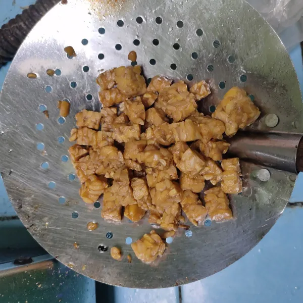 Potong dadu tempe lalu goreng setengah garing. Sisihkan.