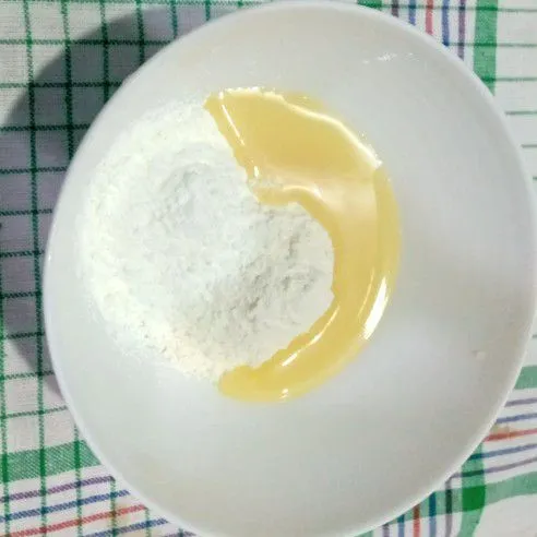 Siapkan dalam wadah, tepung terigu, susu kental manis, gula dan garam. Campur rata bahan dengan mixer.