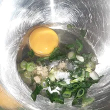 Siapkan telur, bawang dan seledri.