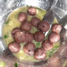 Masukkan pentol ke kocokan telur.