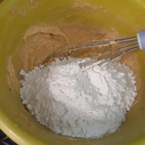 Masukkan tepung, aduk menggunakan whisk sampai rata