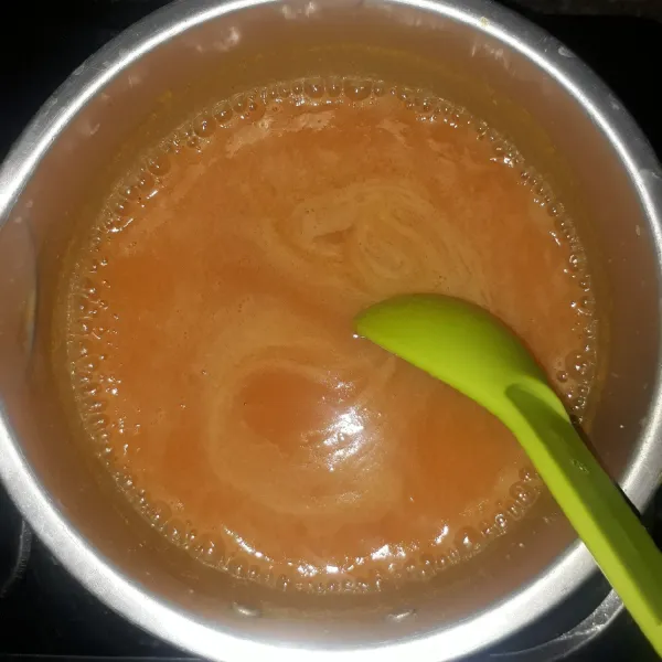 Masak larutan puding ubi sampai mendidih. Angkat.
