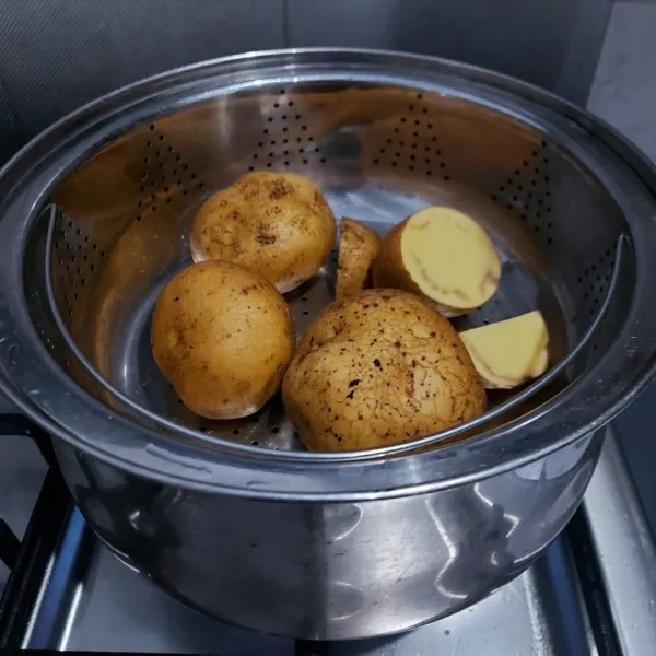 Kukus kentang. Setelah dingin dihaluskan.