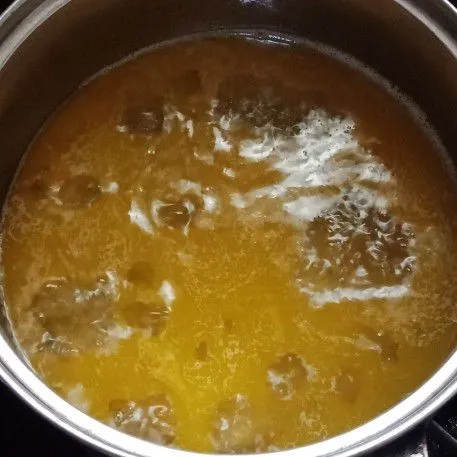 Didihkan air masukan gula masak hingga gula larut tambahkan margarin setelah meleleh matikan api.