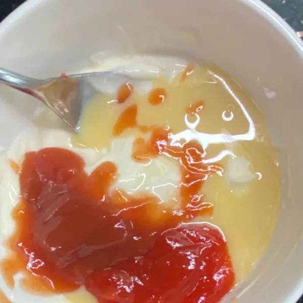 Membuat saus mentai: masukkan mayonaise, skm, saus tomat, saus sambal dan aduk hingga rata. Tambahkan tobiko (telur ikan) dan aduk lagi