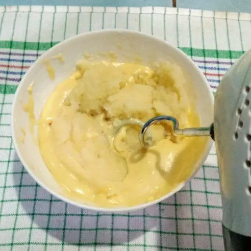 Tambahkan kentang yang sudah dihaluskan. Mixer lagi sampai benar-benar tercampur rata. Pastikan adonan tidak lengket, lalu tambahkan 1 sdt fermipan.