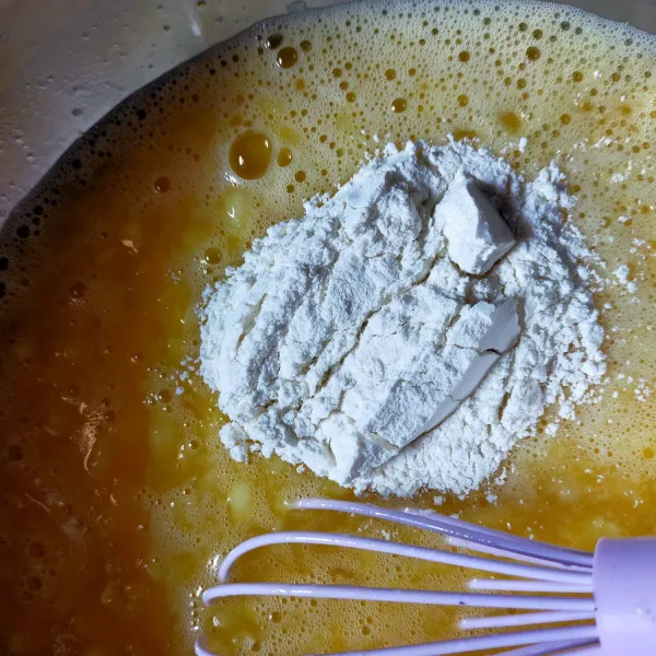 Masukkan tepung terigu sambil diaduk supaya tidak bergerindil.