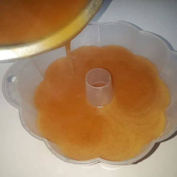 Tuang larutan puding ubi ke dalam cetakan puding sampai 2/3 bagian. Tunggu dingin dan puding set.