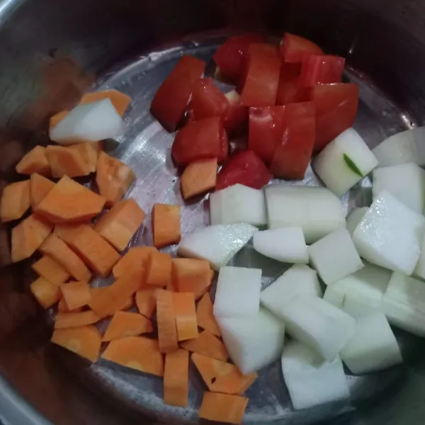 Siapkan wortel, bawang bombay, tomat, dan timun yang sudah dicuci dan dipotong dadu