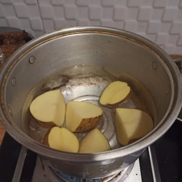 Cuci bersih kentang, potong potong lalu rebus/ kukus hingga empuk.