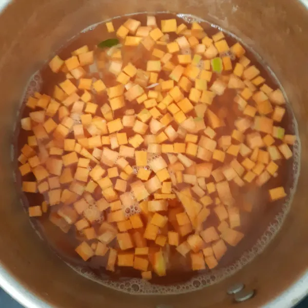 Rebus wortel di air mendidih selama 3 menit