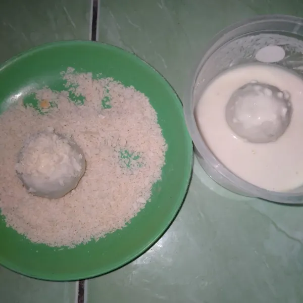 Larutkan tepung terigu dengan air, kemudian masukan bulatan yang telah diisi ke adonan tepung terigu. Lalu balurkan ke tepung panir dan ratakan di seluruh permukaan.