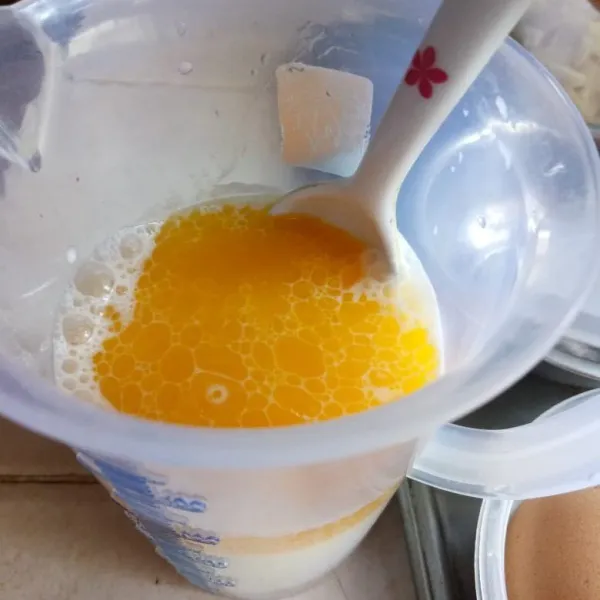 Campur santan dengan gula pasir, beri margarin cair lalu aduk rata.