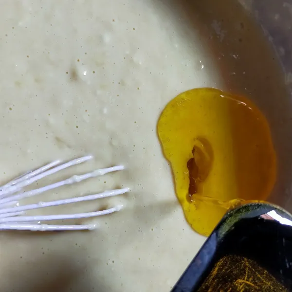 Tambahkan margarin yang sudah dicairkan. Aduk hingga rata.