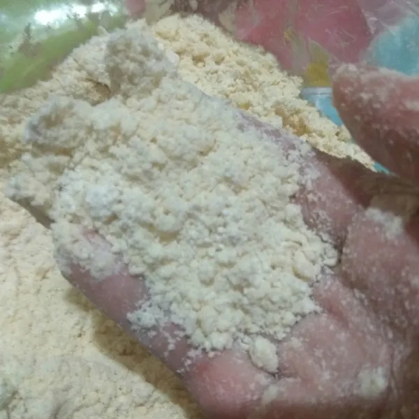 Campurkan dengan tangan hingga terigu tercampur dengan mentega dan teksturnya seperti pasir