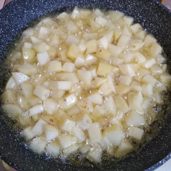 Goreng kentang dalam minyak banyak dan panas sampai kentang kekuningan. Angkat dan tiriskan.