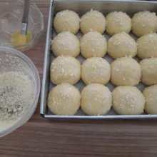 Setelah mengembang, oles dengan kuning telur yang dicampur kental manis. Lalu taburi dengan parmesan cheese.