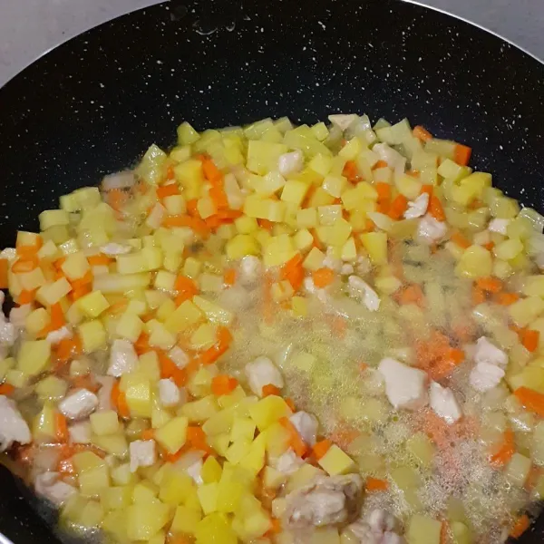 Masukan kentang, wortel, garam, lada, kaldu bubuk, dan pala bubuk. Beri air hingga wortel dan kentang empuk.