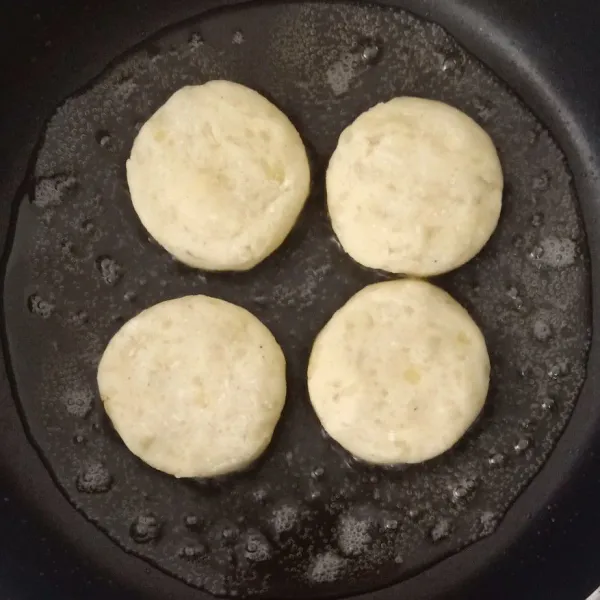 Goreng dengan minyak goreng hingga kedua sisinya kuning kecoklatan.