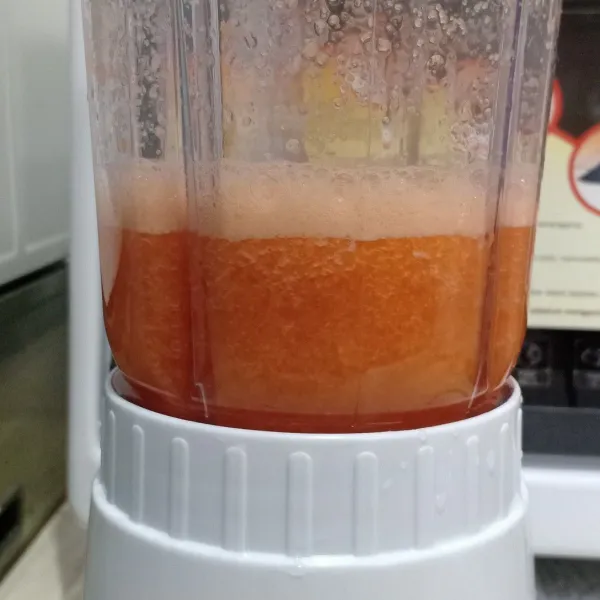 Cuci bersih dan potong-potong wortel. Blender bersama 200 ml air.