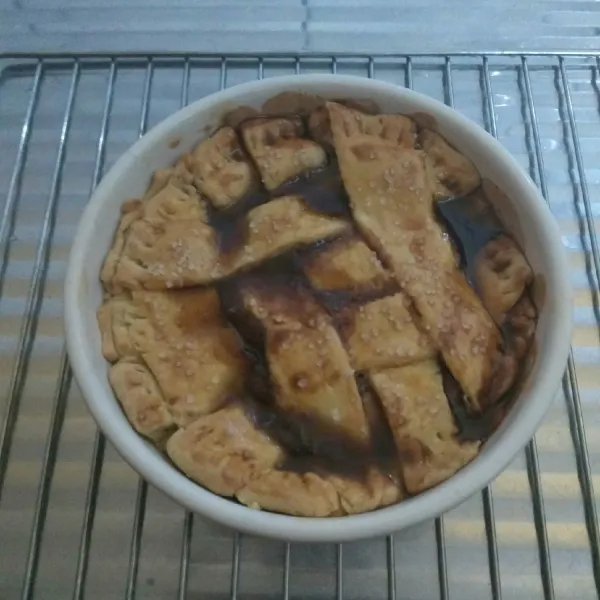 Panggang pie di oven dengan temperatur 175°C selama 35-40 menit