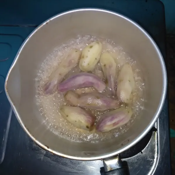 Rebus ubi hingga matang dengan api sedang. Angkat lalu tiriskan.