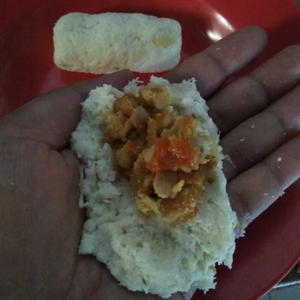 Ambil adonan secukupnya,lalu isi dengan sambal tempe.