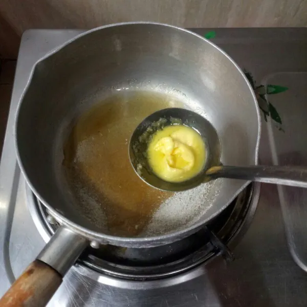 Kemudian tambahkan margarin dan air, aduk rata, masak hingga air agak menyusut.