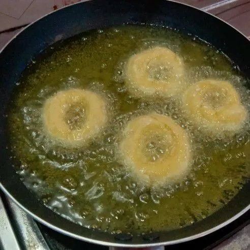 Kemudian goreng dalam minyak panas, tiriskan bila sudah kecoklatan.