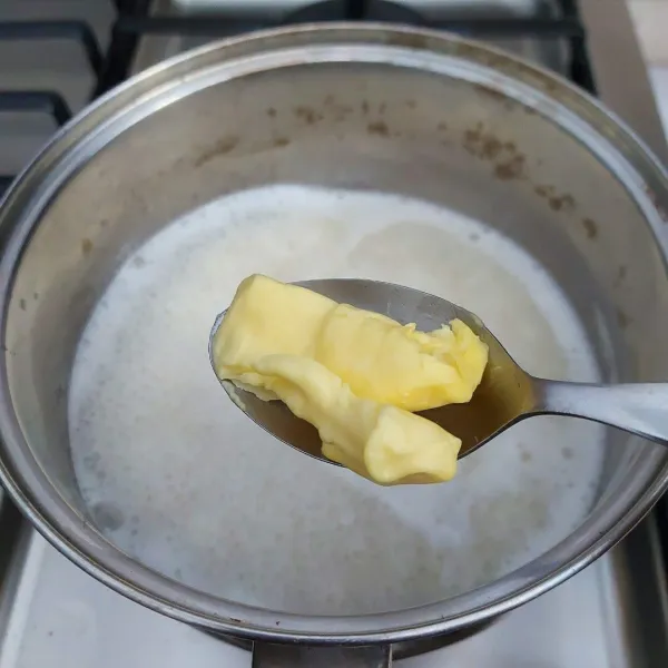 Masukan margarin, aduk rata sampai mendidih. Matikan api.