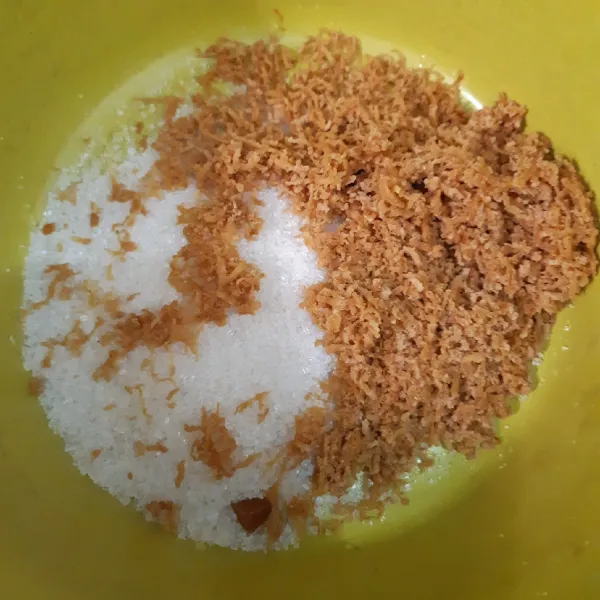 Masukkan gula pasir ke dalam wadah, tambahkan gula merah yang sudah diparut menggunakan parutan keju