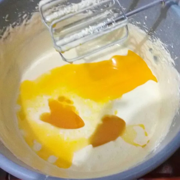 Masukkan susu kental manis dan margarin leleh. Mixer dengan kecepatan paling rendah sebentar saja.