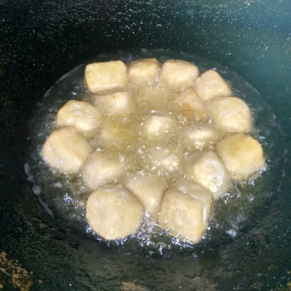 Goreng tahu hingga matang, angkat dan tiriskan