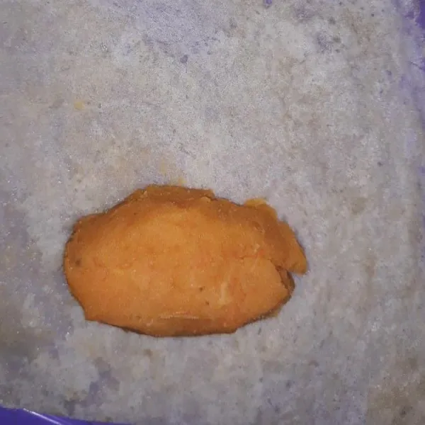Bentuk adonan ubi menjadi lonjong, untuk di masukan di atas kulit lumpia.