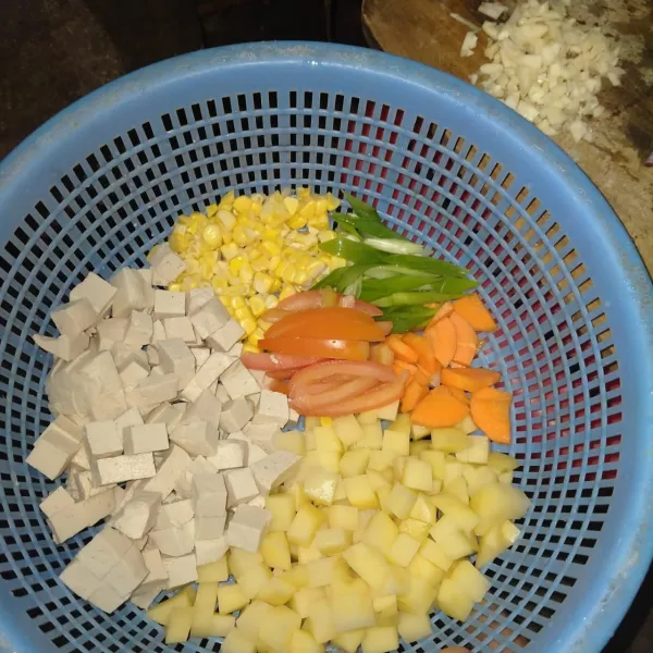 Potong² kentang, tahu, wortel, daun bawang, dan jagung.