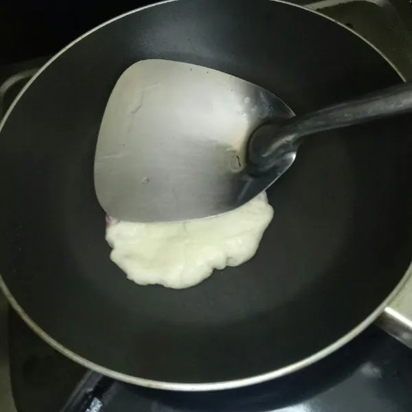 Masak di pan anti lengket, pipihkan dengan spatula.