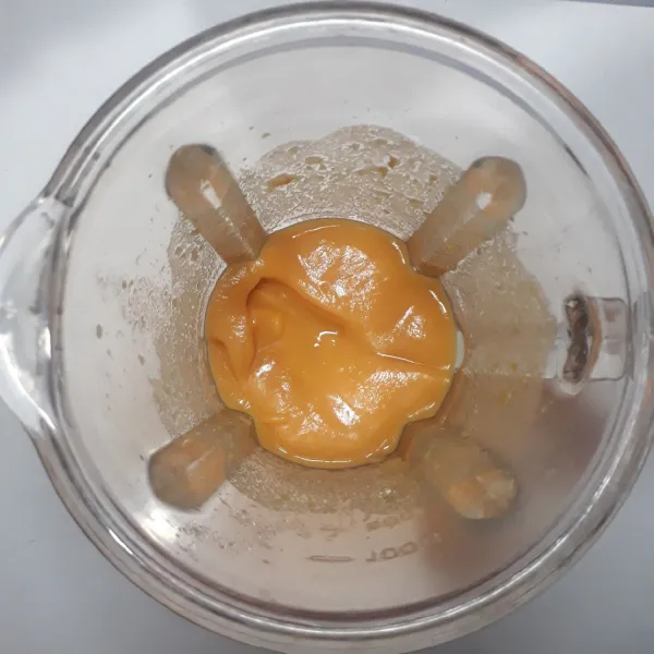 Blender ubi kukus dengan 200 ml air sampai halus.