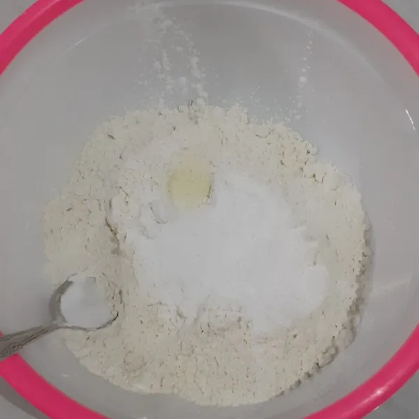 Campurkan tepung terigu, tepung tapioka, garam, dan penyedap. Tambahkan 700 ml air dan minyak.