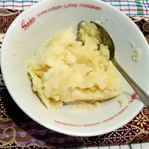 Kukus kentang kemudian lumatkan sampai halus.