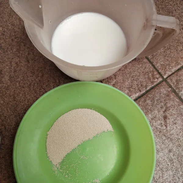 Untuk mengaktifkan ragi bisa dengan cara mencampurkan susu hangat dengan ragi instan dan ditunggu selama kurang lebih 5 menit.