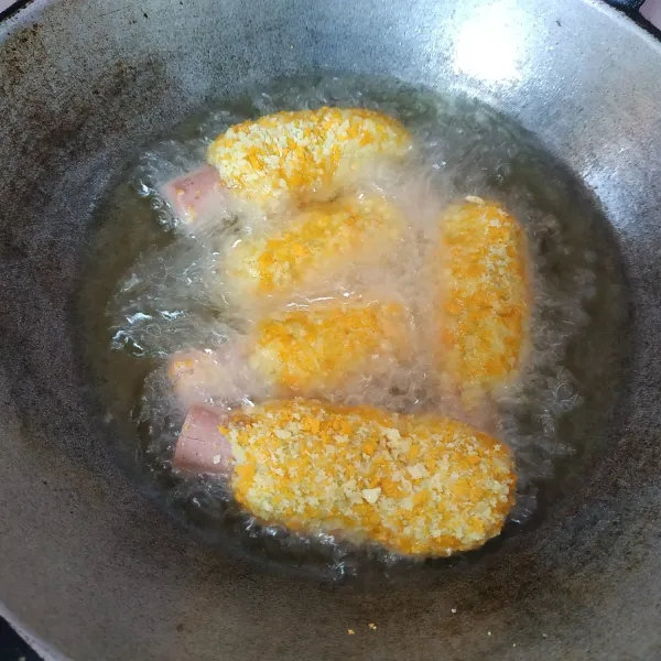 Panaskan minyak goreng secukupnya, masukkan sosis kentang dan goreng hingga matang.
