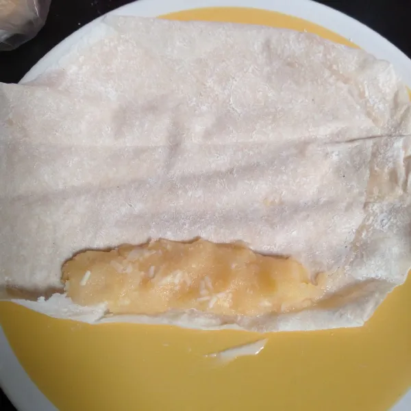 Siapkan selembar kulit lumpia, beri adonan tape.