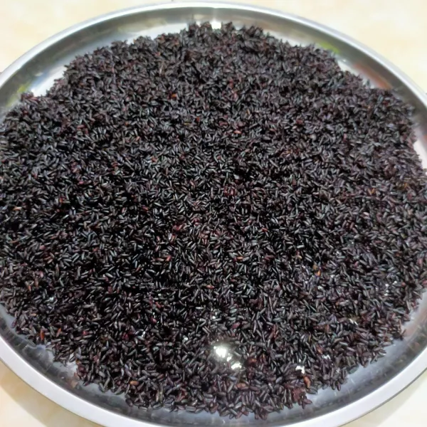 Setelah air meresap pada ketan kukus lagi selama 10 menit. Sambil menunggu didihkan 2 gelas air