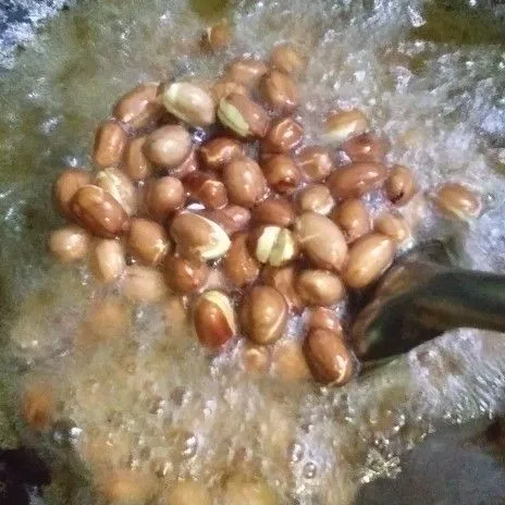 Goreng kacang tanah sampai matang. Tiriskan.