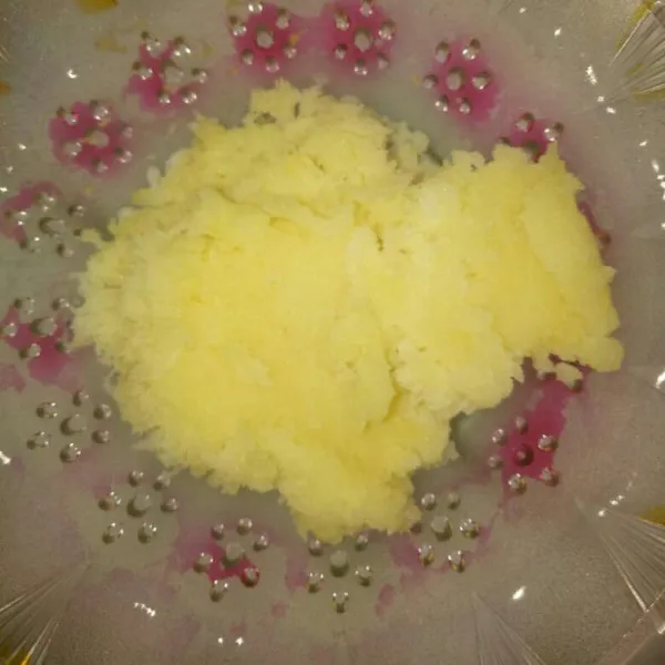 Kupas kulit kentang lalu cuci bersih. Kukus kentang sampai empuk, kemudian haluskan sampai lembut.