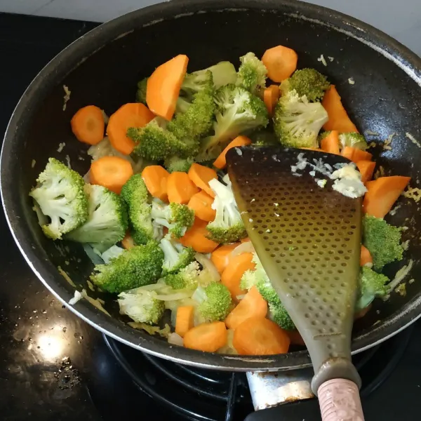 Masukkan brokoli dan wortel. Tambahkan air. Masak hingga wortel empuk.