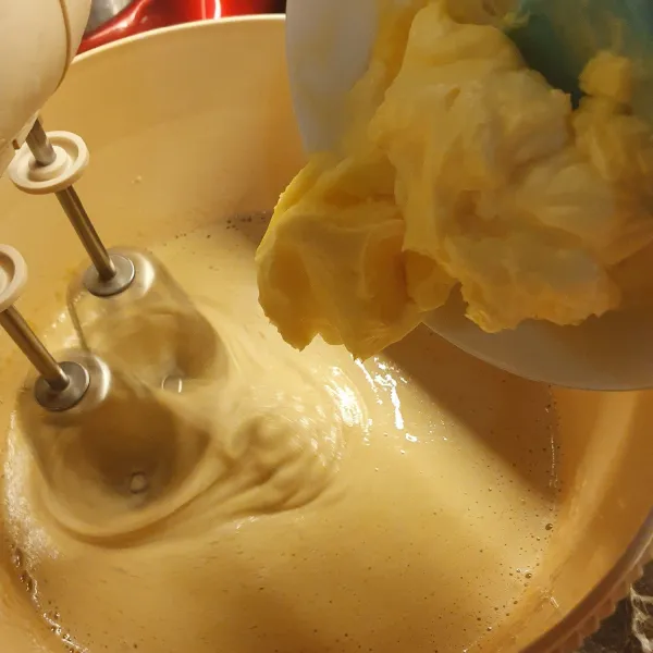 Masukkan butter sambil terus dimixer sampai mengembang.