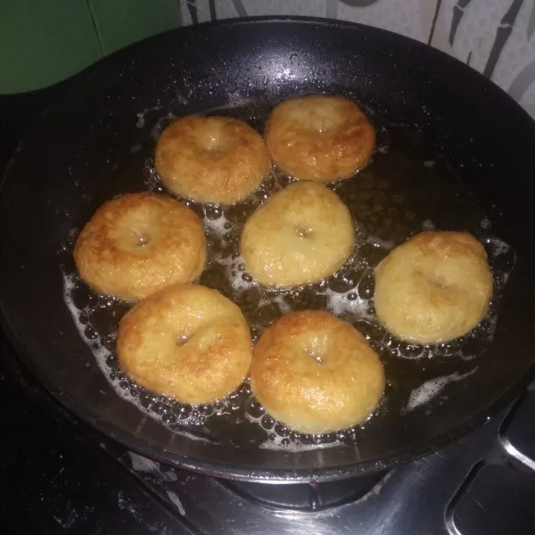 Goreng donat dengan api kecil sampai matang siap disajikan dengan toping sesuai selera.